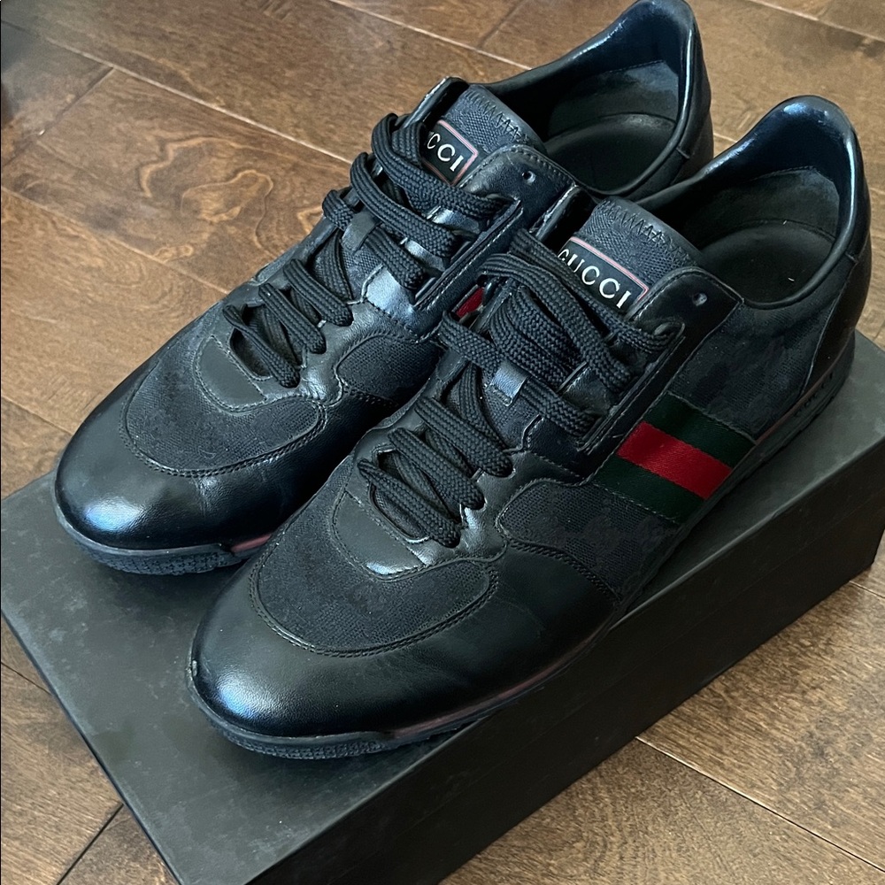 Gucci Men's Black Sneakers with Green and Red Stripes